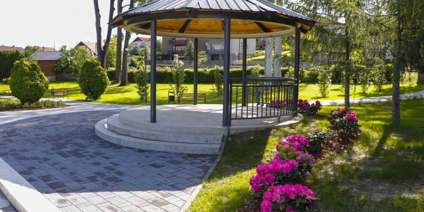 MOŽE LI NIŽE? Pokrao(la) grmove božura i rododendrona u novouređenom gradskom parku!