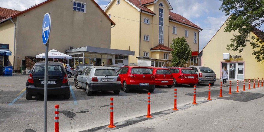 PARKIRALIŠTE U NAZOROVOJ  Metalnu barijeru zamijenili praktičniji gumirani stupići