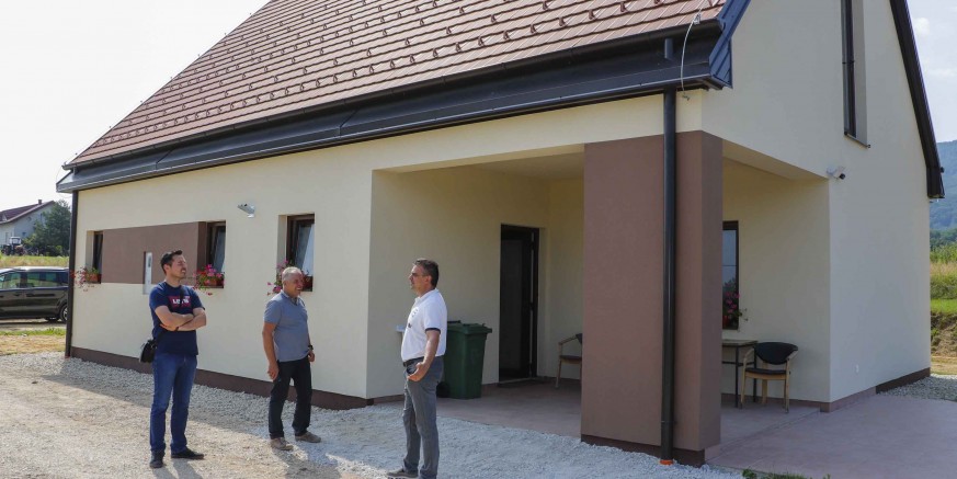 Nove fasade na društvenim domovima u Kaniži i Osečkoj