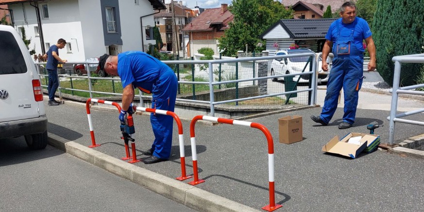 URBANO UREĐENJE IVANCA Parking stupići, sigurnosne barijere, nove klupe…