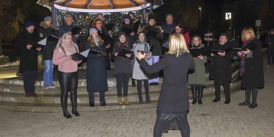 ZABAVNI ADVENTSKI VIKEND Božićne pjesme KUD-a R. Rajter, lutkarska predstava Dječjeg vrtića Ivančice