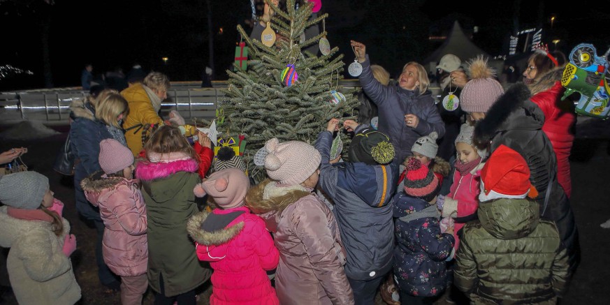 NA IVANEČKOM ADVENTU Božićni program Dječjeg vrtića Ivančice i ivanečkih pjesnika