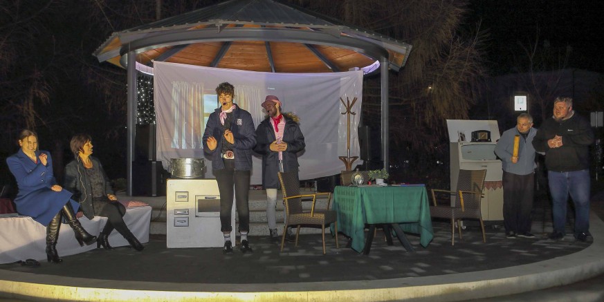 COVID KRIZA NA ADVENTU Komedijaši oduševili brojnu publiku sočnom komedijom i narodskim humorom