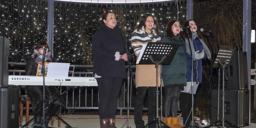 Kaliope oduševile posjetitelje malim božićnim koncertom u gradskom parku