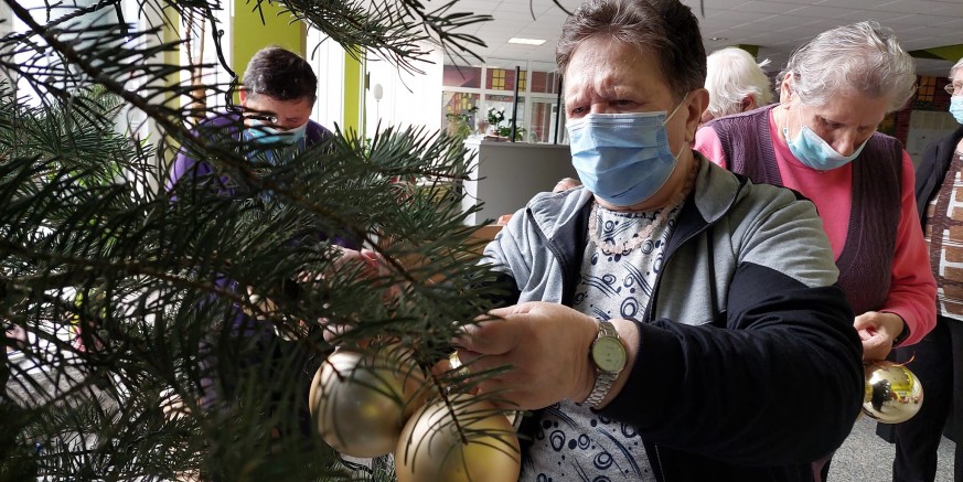PREKRASNA GESTA Klub mladih na Badnjak pjeva pod prozorima korisnika Caritasova doma Ivanec