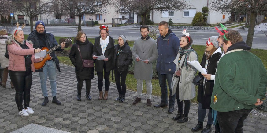 KLUB MLADIH IVANEC Na Badnjak mladi pjevali korisnicima Caritasova doma