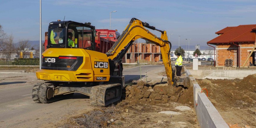 GRAD IVANEC Glavna Preradovićeva proširuje se na 6 metara, priprema se teren za gradnju nogostupa