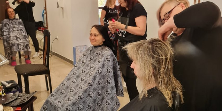 LIJEPA GESTA Skupina frizera besplatno ošišala i uredila frizure izbjeglima iz Ukrajine smještenim u Domu Križnjak