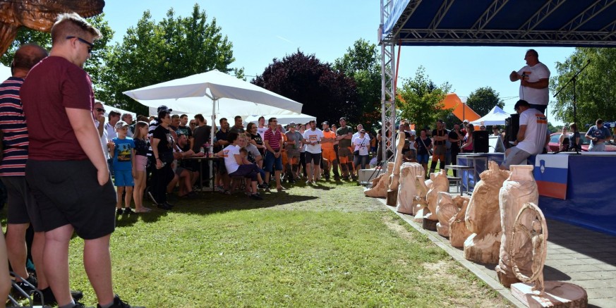 15-ak umjetnika iz Slovačke, Slovenije i Hrvatske na 7. hrvatskom festivalu u kiparenju motornom pilom u Salinovcu