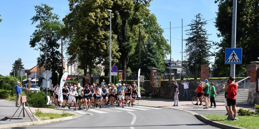 60 trkača na 28. međunarodnoj brdskoj utrci Ivančica 2022. pod pokroviteljstvom Grada Ivanca