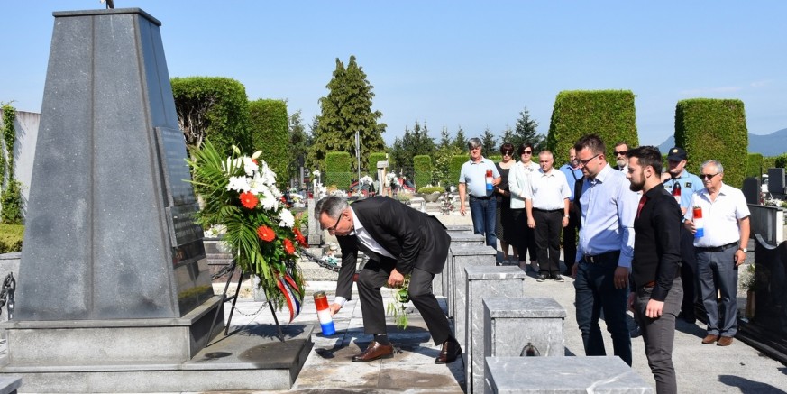DAN ANTIFAŠISTIČKE BORBE  Položeno cvijeće na spomen obilježja antifašističkim borcima